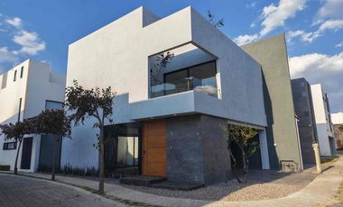 Casa en Esquina en Venta Parque México Lomas de Angelópolis, con Doble Altura y Roof Garden