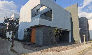 Casa en Esquina en Venta Parque México Lomas de Angelópolis, con Doble Altura y Roof Garden