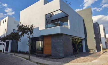 Casa en Esquina en Venta Parque México Lomas de Angelópolis, con Doble Altura y Roof Garden