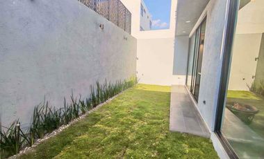 Casa en Esquina en Venta Parque México Lomas de Angelópolis, con Doble Altura y Roof Garden