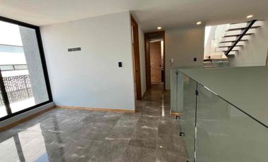 Casa en Esquina en Venta Parque México Lomas de Angelópolis, con Doble Altura y Roof Garden