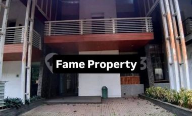RUMAH BAGUS 3 LANTAI LINGKUNGAN NYAMAN ASRI SIAP HUNI DI CISITU DAGO BANDUNG