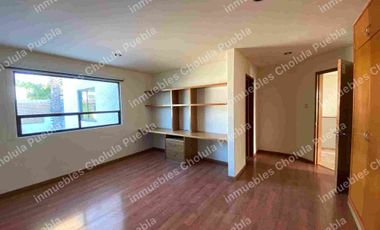 Vive en uno de los mejores y más seguros fraccionamientos de Puebla, residencia en renta en Jardines de Zavaleta.