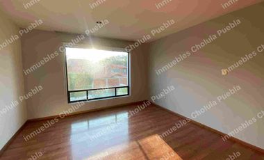 Vive en uno de los mejores y más seguros fraccionamientos de Puebla, residencia en renta en Jardines de Zavaleta.