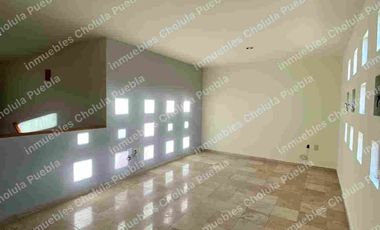 Vive en uno de los mejores y más seguros fraccionamientos de Puebla, residencia en renta en Jardines de Zavaleta.