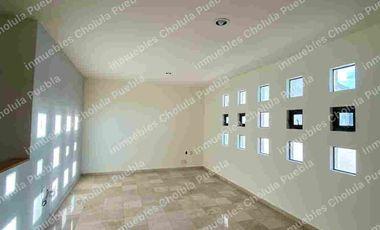 Vive en uno de los mejores y más seguros fraccionamientos de Puebla, residencia en renta en Jardines de Zavaleta.