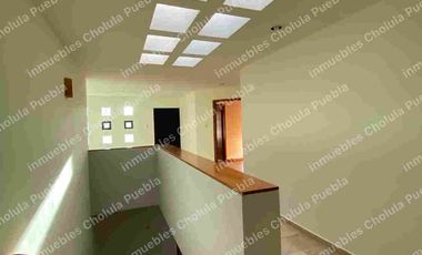 Vive en uno de los mejores y más seguros fraccionamientos de Puebla, residencia en renta en Jardines de Zavaleta.