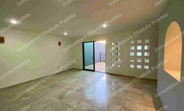 Vive en uno de los mejores y más seguros fraccionamientos de Puebla, residencia en renta en Jardines de Zavaleta.