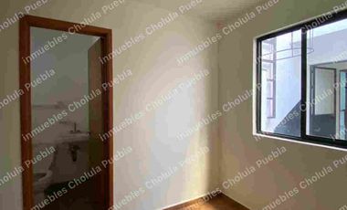 Vive en uno de los mejores y más seguros fraccionamientos de Puebla, residencia en renta en Jardines de Zavaleta.