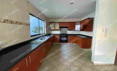 Vive en uno de los mejores y más seguros fraccionamientos de Puebla, residencia en renta en Jardines de Zavaleta.
