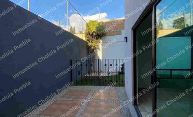 Vive en uno de los mejores y más seguros fraccionamientos de Puebla, residencia en renta en Jardines de Zavaleta.