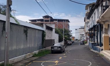 Venta de Casa con Locales Comerciales en Manta