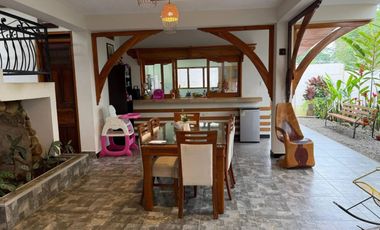 La casa no solo es bonita por fuera; por dentro los espacios están bien aprovechados y son funcionales.