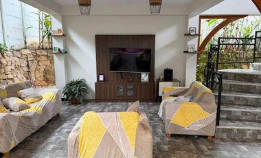 La casa no solo es bonita por fuera; por dentro los espacios están bien aprovechados y son funcionales.