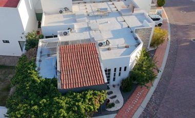CASA DE UN PISO CON CUATRO RECAMARAS EN CORREGIDORA QUERETARO