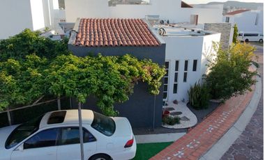 CASA DE UN PISO CON CUATRO RECAMARAS EN CORREGIDORA QUERETARO