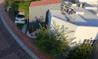 CASA DE UN PISO CON CUATRO RECAMARAS EN CORREGIDORA QUERETARO