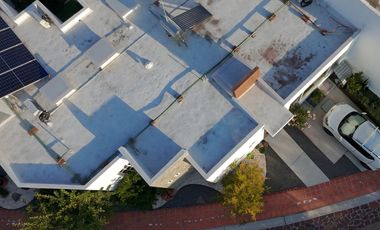 CASA DE UN PISO CON CUATRO RECAMARAS EN CORREGIDORA QUERETARO