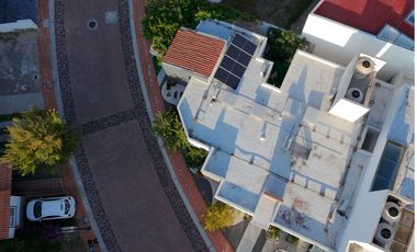 CASA DE UN PISO CON CUATRO RECAMARAS EN CORREGIDORA QUERETARO