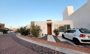 CASA DE UN PISO CON CUATRO RECAMARAS EN CORREGIDORA QUERETARO