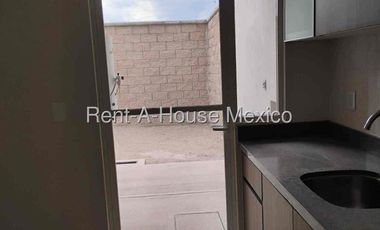 Renta De Casa 3 Recámaras En Zakia, Frente a Parque, Central.