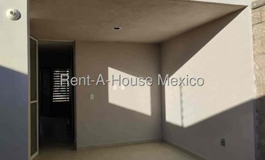 Renta De Casa 3 Recámaras En Zakia, Frente a Parque, Central.