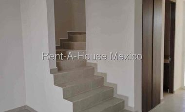 Renta De Casa 3 Recámaras En Zakia, Frente a Parque, Central.