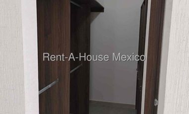 Renta De Casa 3 Recámaras En Zakia, Frente a Parque, Central.