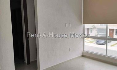 Renta De Casa 3 Recámaras En Zakia, Frente a Parque, Central.