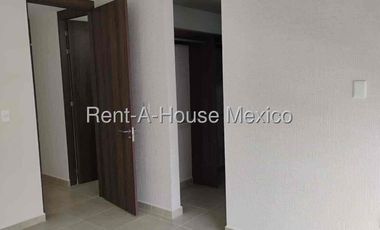 Renta De Casa 3 Recámaras En Zakia, Frente a Parque, Central.