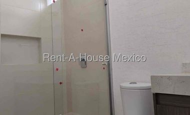 Renta De Casa 3 Recámaras En Zakia, Frente a Parque, Central.