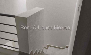 Renta De Casa 3 Recámaras En Zakia, Frente a Parque, Central.