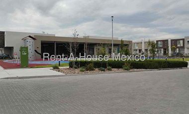 Renta De Casa 3 Recámaras En Zakia, Frente a Parque, Central.