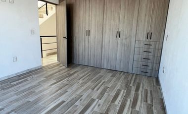 CASA DE CUATRO REC. UNA EN PLANTA BAJA