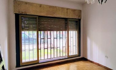 ALQUILER casa 2 DORM y patio Bº AYACUCHO.