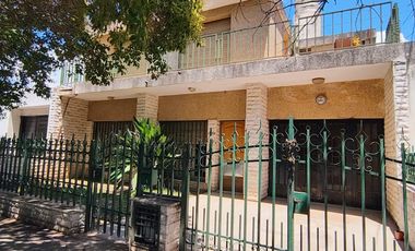 ALQUILER casa 2 DORM y patio Bº AYACUCHO.