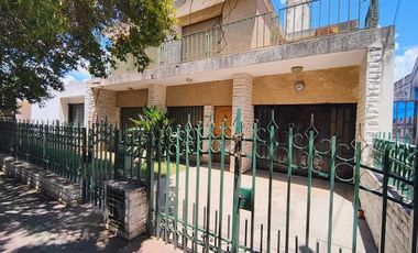 ALQUILER casa 2 DORM y patio Bº AYACUCHO.