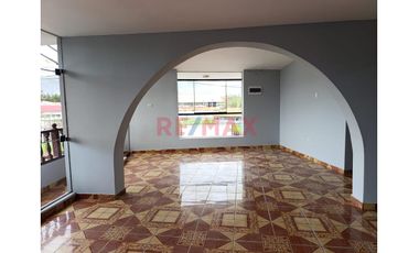 ¡Atencion Empresas!, Se Alquila Amplia Casa De 2 Pisos + Azotea + Garaje Para 5 Vehiculos En Cajamarca - B. Del Inca, A. Construida 750M2, S/. 8,500