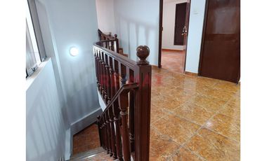 ¡Atencion Empresas!, Se Alquila Amplia Casa De 2 Pisos + Azotea + Garaje Para 5 Vehiculos En Cajamarca - B. Del Inca, A. Construida 750M2, S/. 8,500