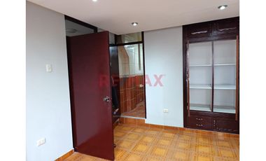 ¡Atencion Empresas!, Se Alquila Amplia Casa De 2 Pisos + Azotea + Garaje Para 5 Vehiculos En Cajamarca - B. Del Inca, A. Construida 750M2, S/. 8,500