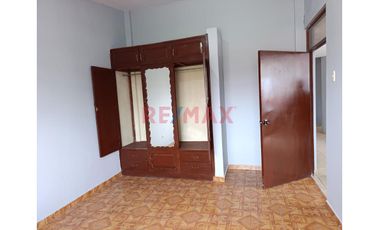 ¡Atencion Empresas!, Se Alquila Amplia Casa De 2 Pisos + Azotea + Garaje Para 5 Vehiculos En Cajamarca - B. Del Inca, A. Construida 750M2, S/. 8,500