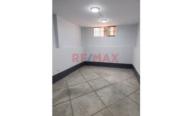 ¡Atencion Empresas!, Se Alquila Amplia Casa De 2 Pisos + Azotea + Garaje Para 5 Vehiculos En Cajamarca - B. Del Inca, A. Construida 750M2, S/. 8,500