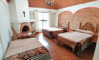 SE RENTA CASA AMUEBLADA DE UN PISO CON POZA CUBIERTA EN EL CLUB DE GOLF TEQUISQUIAPAN MUY CERCA DEL CENTRO