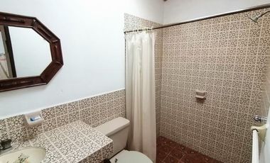 SE RENTA CASA AMUEBLADA DE UN PISO CON POZA CUBIERTA EN EL CLUB DE GOLF TEQUISQUIAPAN MUY CERCA DEL CENTRO