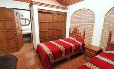 SE RENTA CASA AMUEBLADA DE UN PISO CON POZA CUBIERTA EN EL CLUB DE GOLF TEQUISQUIAPAN MUY CERCA DEL CENTRO