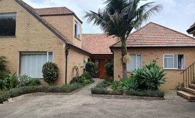 ESPECTACULAR CASONA EN SANTA ANA DE CHIA- CON APARTAESTUDIO INDEPENDIENTE