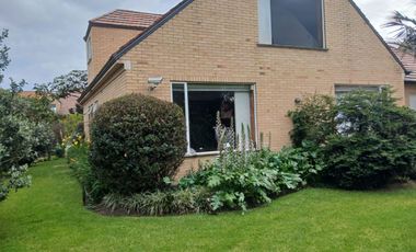 ESPECTACULAR CASONA EN SANTA ANA DE CHIA- CON APARTAESTUDIO INDEPENDIENTE