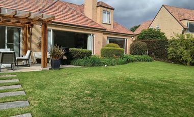 ESPECTACULAR CASONA EN SANTA ANA DE CHIA- CON APARTAESTUDIO INDEPENDIENTE