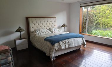 ESPECTACULAR CASONA EN SANTA ANA DE CHIA- CON APARTAESTUDIO INDEPENDIENTE