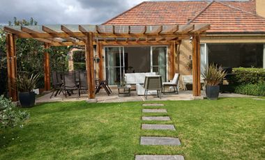 ESPECTACULAR CASONA EN SANTA ANA DE CHIA- CON APARTAESTUDIO INDEPENDIENTE